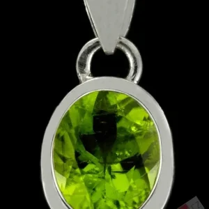 Stříbrný přívěsek s broušeným olivínem QA, cca 10 x 8 mm,stříbro Ag 925/1000 (OL3630P)