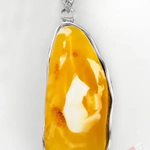 Velký stříbrný přívěsek (Ag 925/1000) s baltským bílým jantarem prorostlým ve žlutém jantaru QAA, cca 52 x 23 mm, "slunce s bílým mráčkem" (JA2493P)